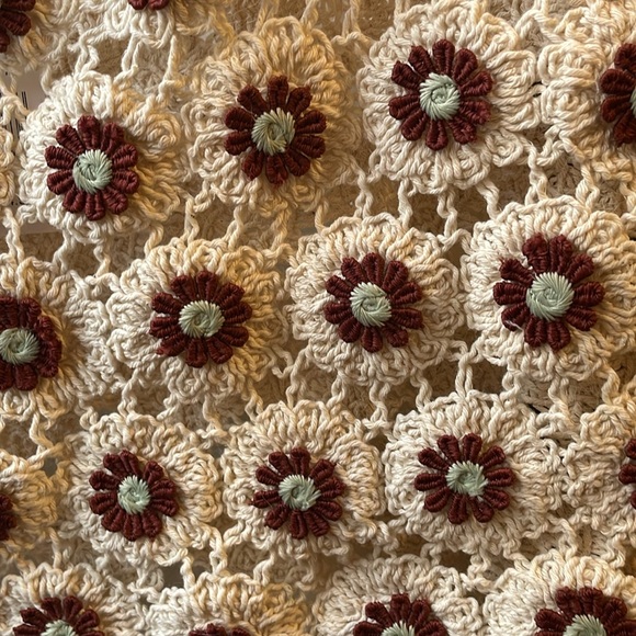 Julia Floral Crochet Sleeveless Cropped Top - Picture 4 of 4